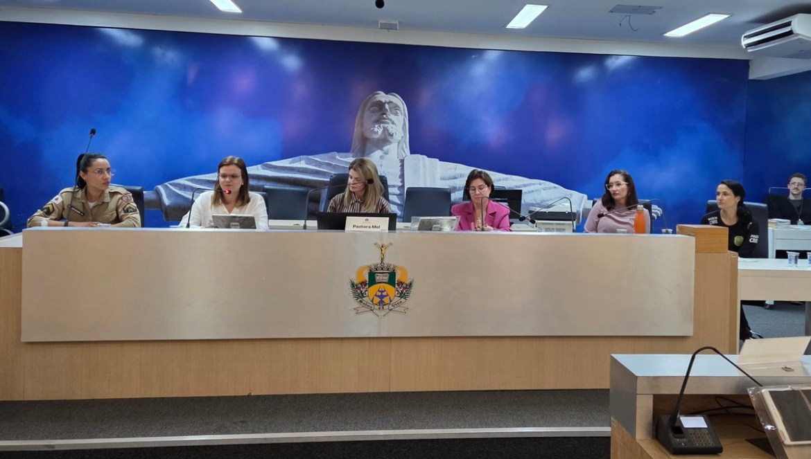 Encontro teve como objetivo promover o diálogo entre o poder público e a sociedade sobre políticas voltadas à proteção das mulheres. Foto créditos: Assessoria da câmara