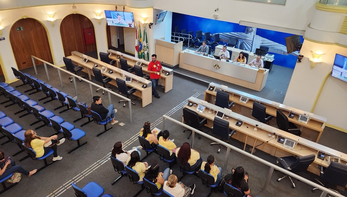 Participaram do debate professores, berçaristas e demais profissionais da educação