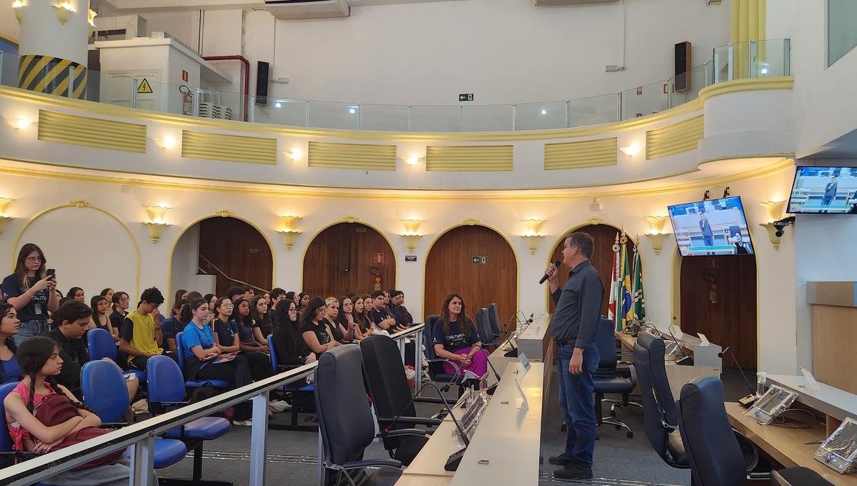 Rodrigo Galhardi, servidor público e diretor da AADV, falou com os alunos durante o lançamento