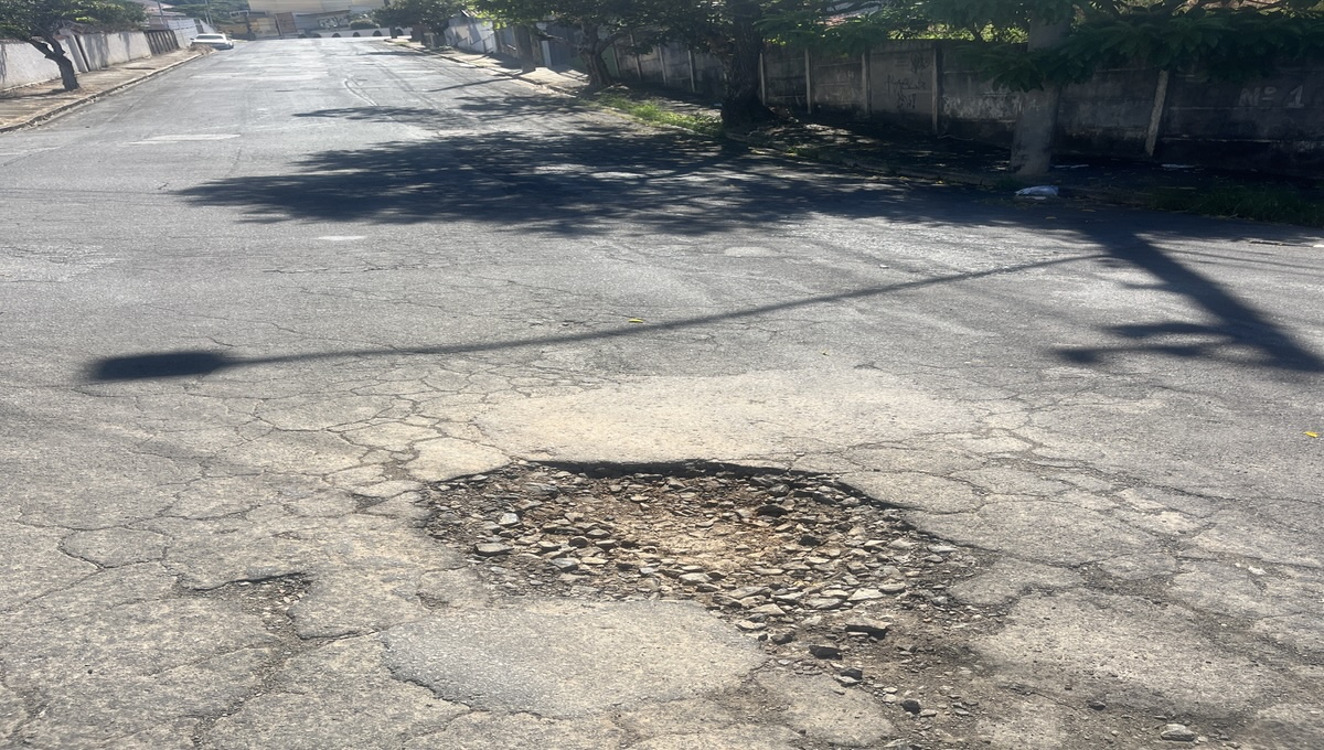 Cratera a céu aberto bem no meio do cruzamento das ruas Araguaia com Marília, no bairro Jardim dos Estados. Foto créditos: radiotvwebnews