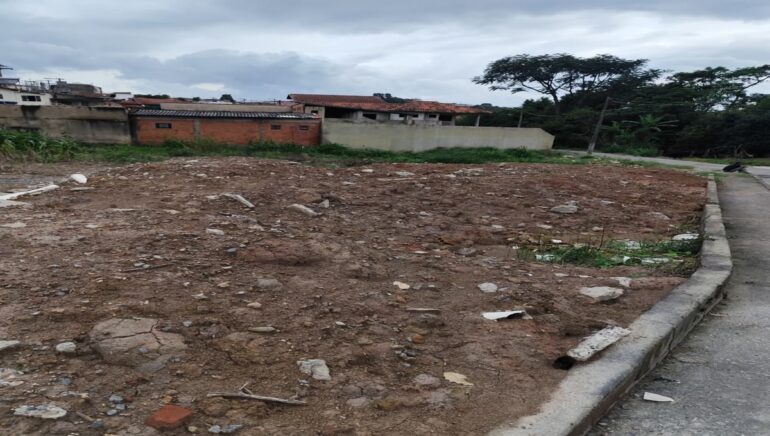 Terreno com acúmulo de entulhos. Foto créditos: Ascom vereador Tiago Mafra