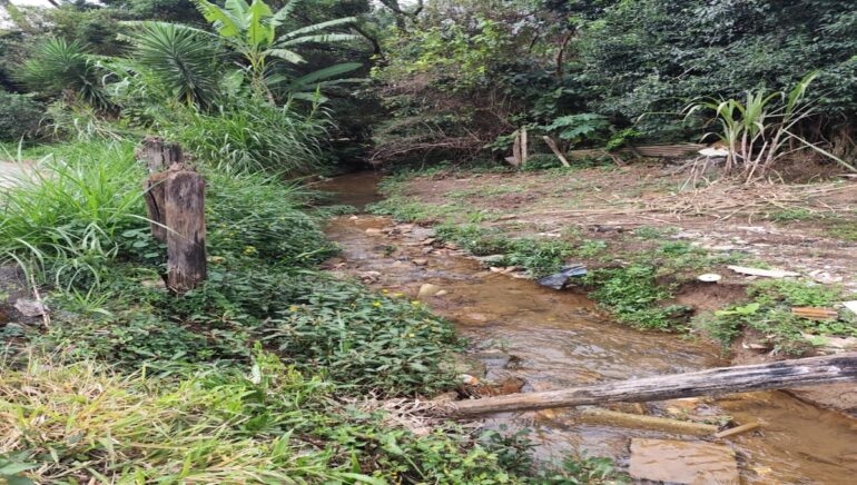 Erosão na via Caminho 2, Jardim Contorno. Foto créditos: Ascom vereador Tiago Mafra