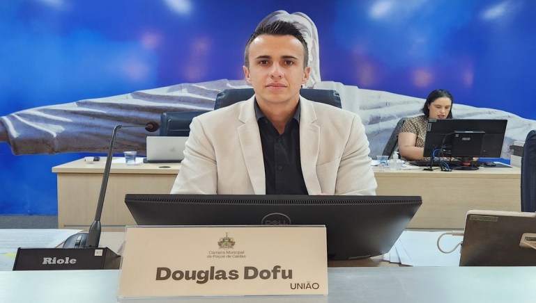 Vereador Douglas Dofú. Foto créditos: Câmara municipal de Poços de Caldas-MG.